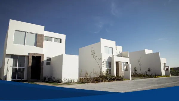 Fotografía de una zona de casas en venta de Alfa Inmobiliaria México con casas en color blanco en el día